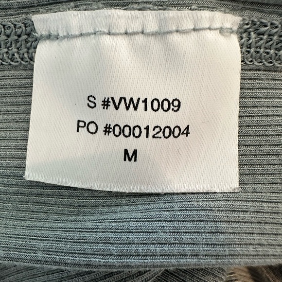 Vuori Pose Plyo Tank w/ Defect - Picture 10 of 11